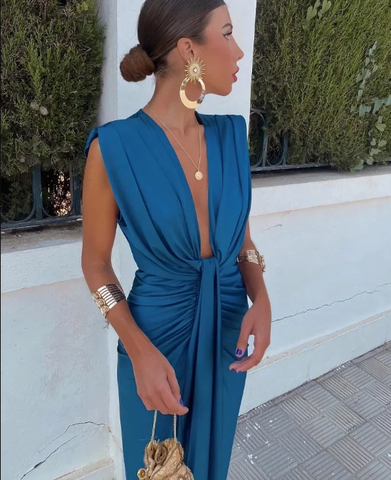 "Robe de soirée chic drapée, décolleté V profond, sans manches, froncée avec fente haute pour une silhouette élégante."