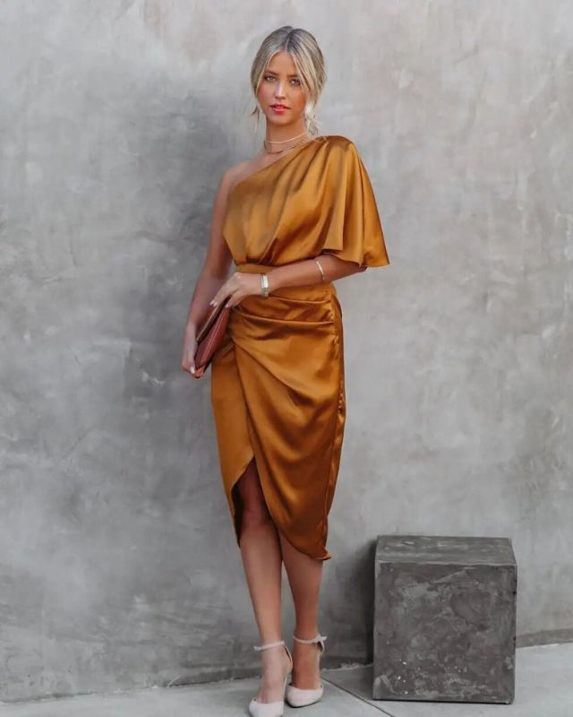 Robe de soirée élégante en dentelle, coupe ajustée, broderies raffinées, flatte la silhouette avec style et confort.