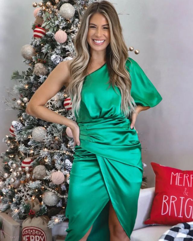 Robe de soirée élégante en dentelle, coupe ajustée, broderies raffinées, flatte la silhouette avec style et confort.