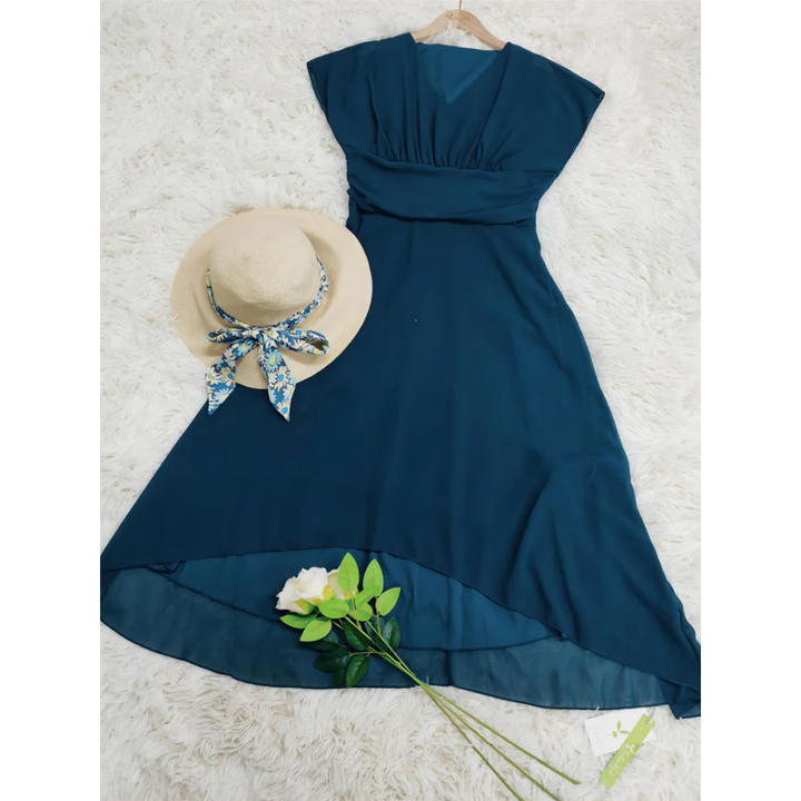 Robe de soirée élégante femme, coupe flatteuse, finitions délicates, tissu fluide, pour événement formel, style sophistiqué.