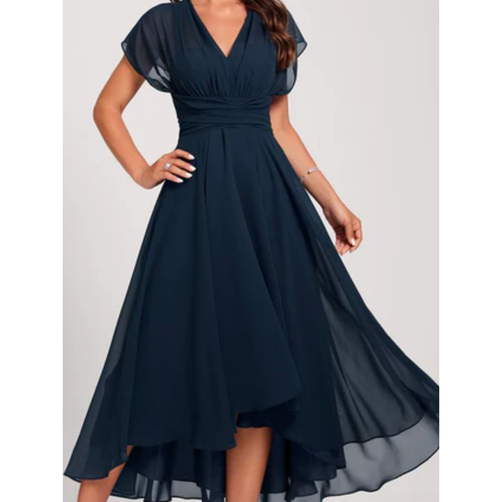 Robe de soirée élégante femme, coupe flatteuse, finitions délicates, tissu fluide, pour événement formel, style sophistiqué.