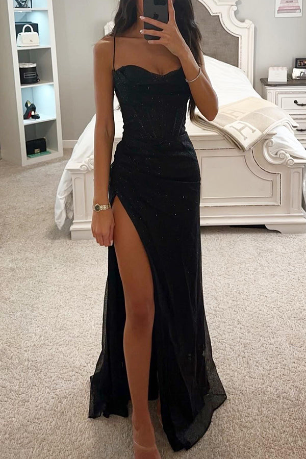 "Robe de soirée longue avec paillettes et fente séduisante, col bénitier et corset ajusté, vue de face."