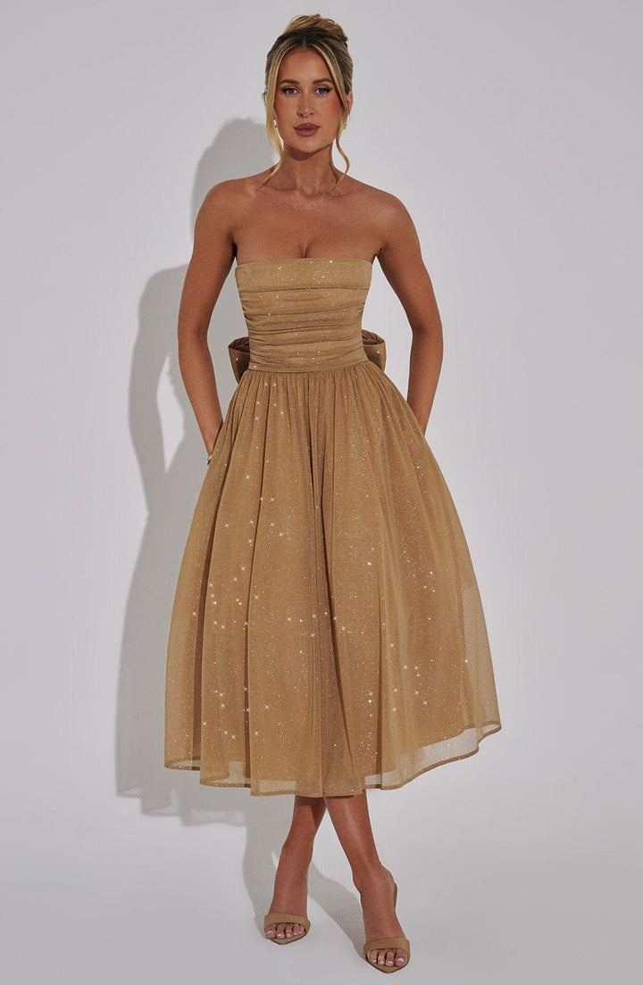 "Robe de soirée scintillante sans bretelles, coupe cintrée, jupe mi-longue étincelante, élégance féminine"