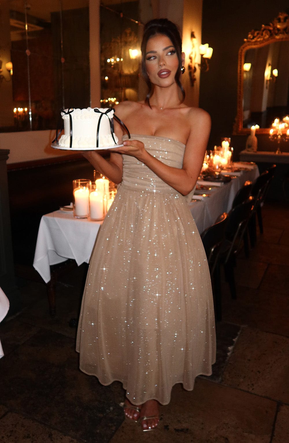 "Robe de soirée scintillante sans bretelles, coupe cintrée, jupe mi-longue étincelante, élégance féminine"