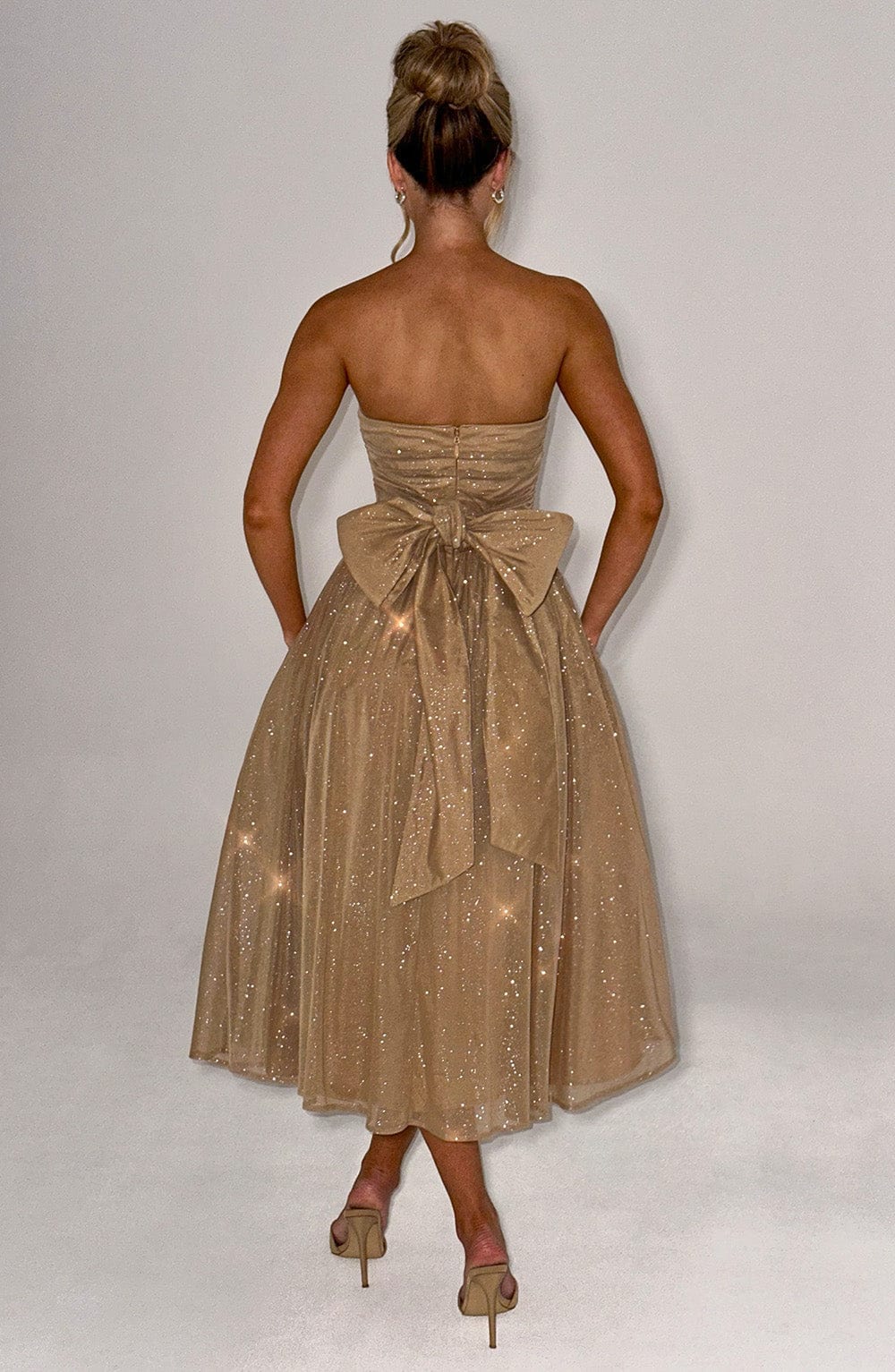 "Robe de soirée scintillante sans bretelles, coupe cintrée, jupe mi-longue étincelante, élégance féminine"