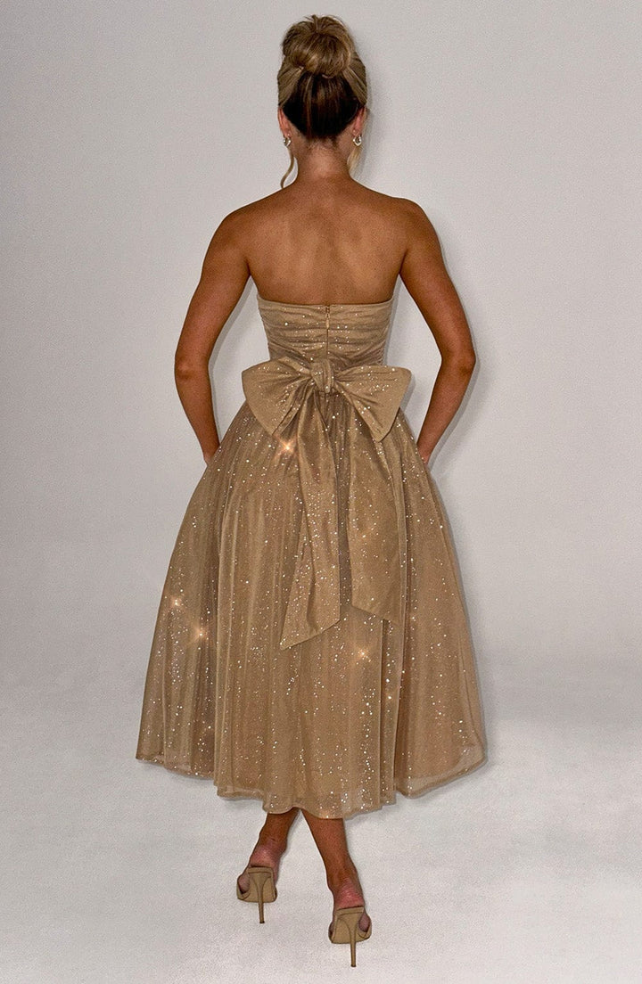 "Robe de soirée scintillante sans bretelles, coupe cintrée, jupe mi-longue étincelante, élégance féminine"