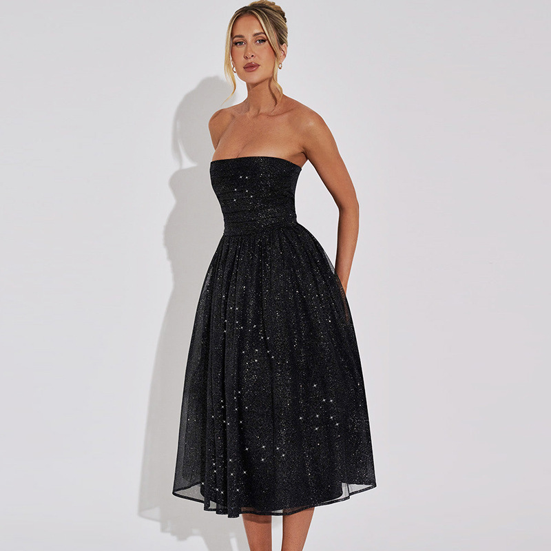 "Robe de soirée scintillante sans bretelles, coupe cintrée, jupe mi-longue étincelante, élégance féminine"