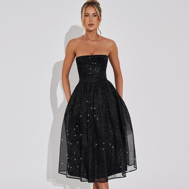 "Robe de soirée scintillante sans bretelles, coupe cintrée, jupe mi-longue étincelante, élégance féminine"