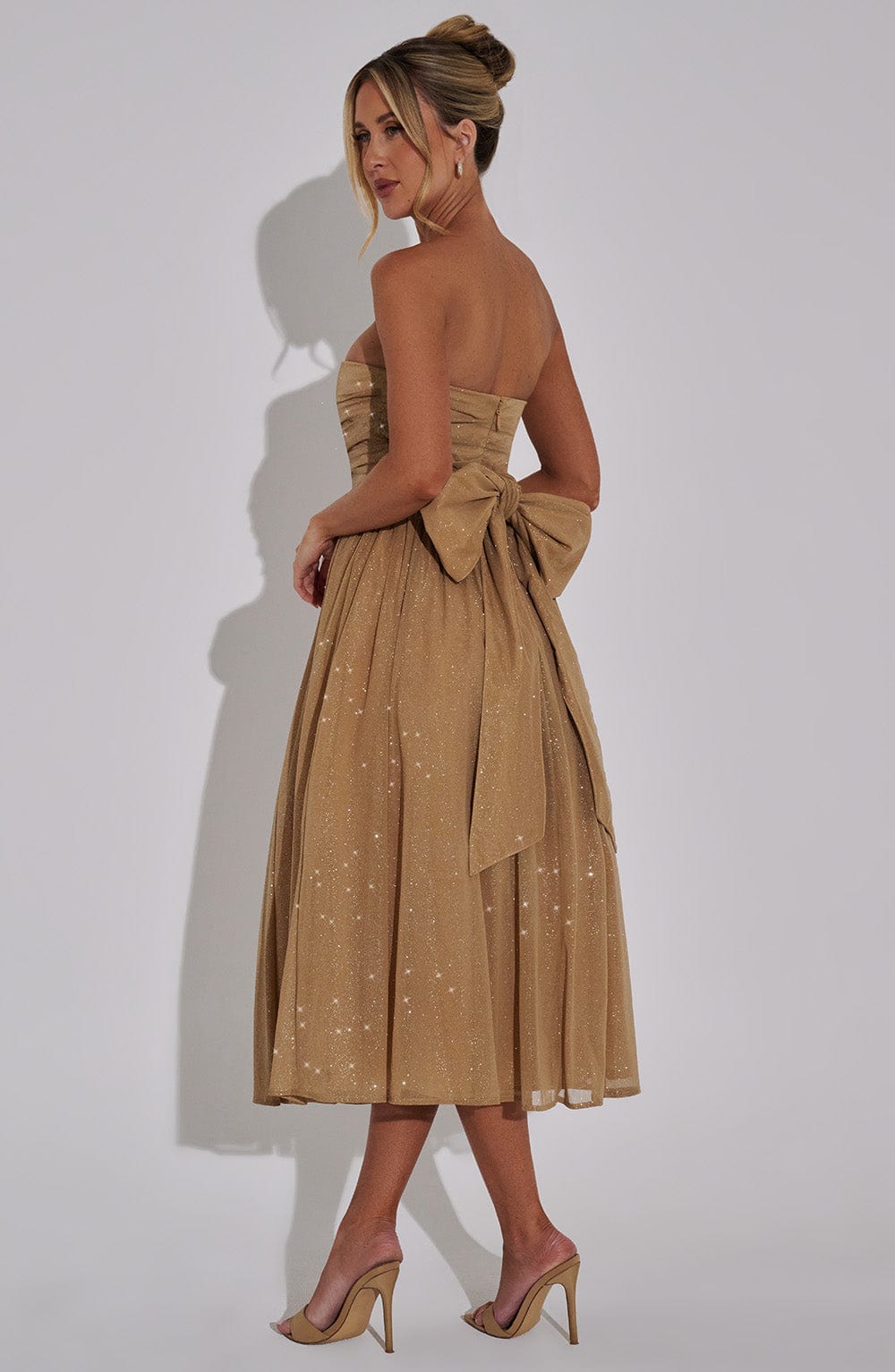 "Robe de soirée scintillante sans bretelles, coupe cintrée, jupe mi-longue étincelante, élégance féminine"