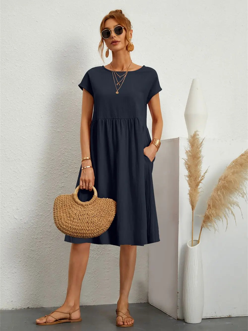 Robe décontractée femme avec poches, coupe ample, élégance quotidienne, style polyvalent.