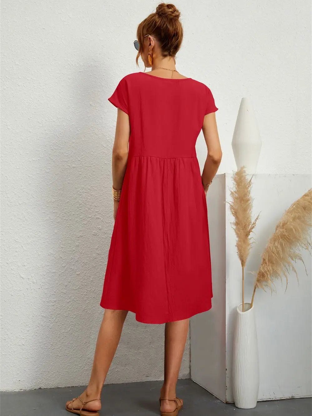 Robe décontractée femme avec poches, coupe ample, élégance quotidienne, style polyvalent.