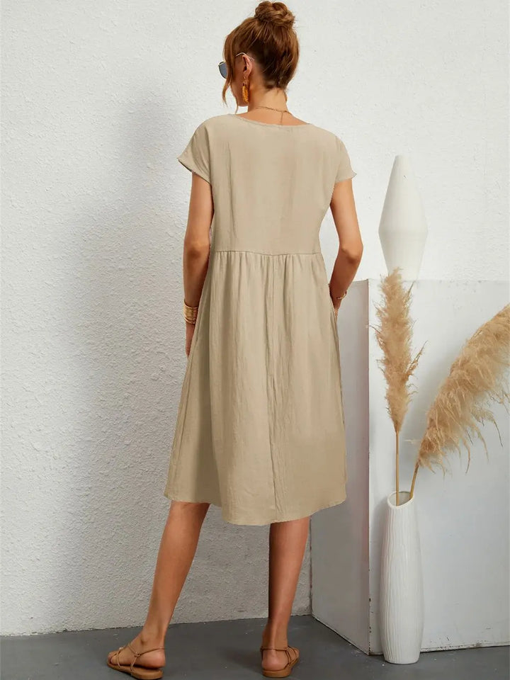 Robe décontractée femme avec poches, coupe ample, élégance quotidienne, style polyvalent.
