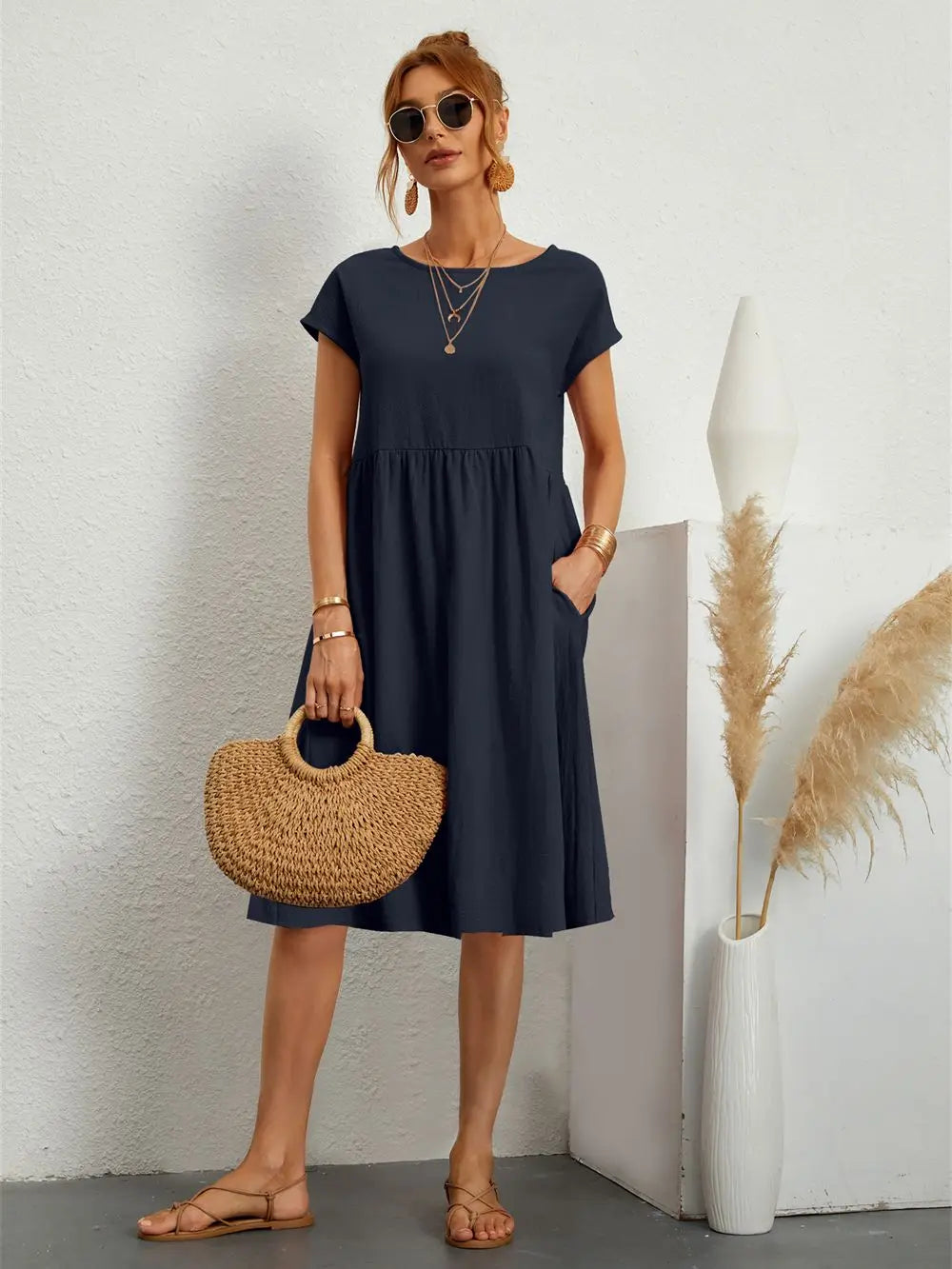 Robe décontractée femme avec poches, coupe ample, élégance quotidienne, style polyvalent.