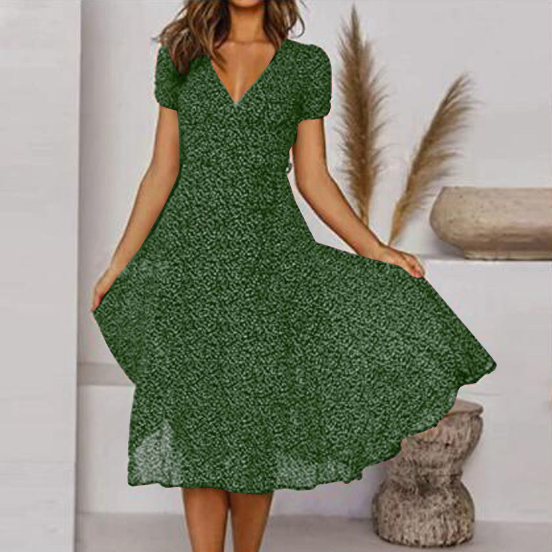"Robe d'été A-line à imprimé floral vibrant, col en V flatteur, élégante et légère pour journées chaudes."