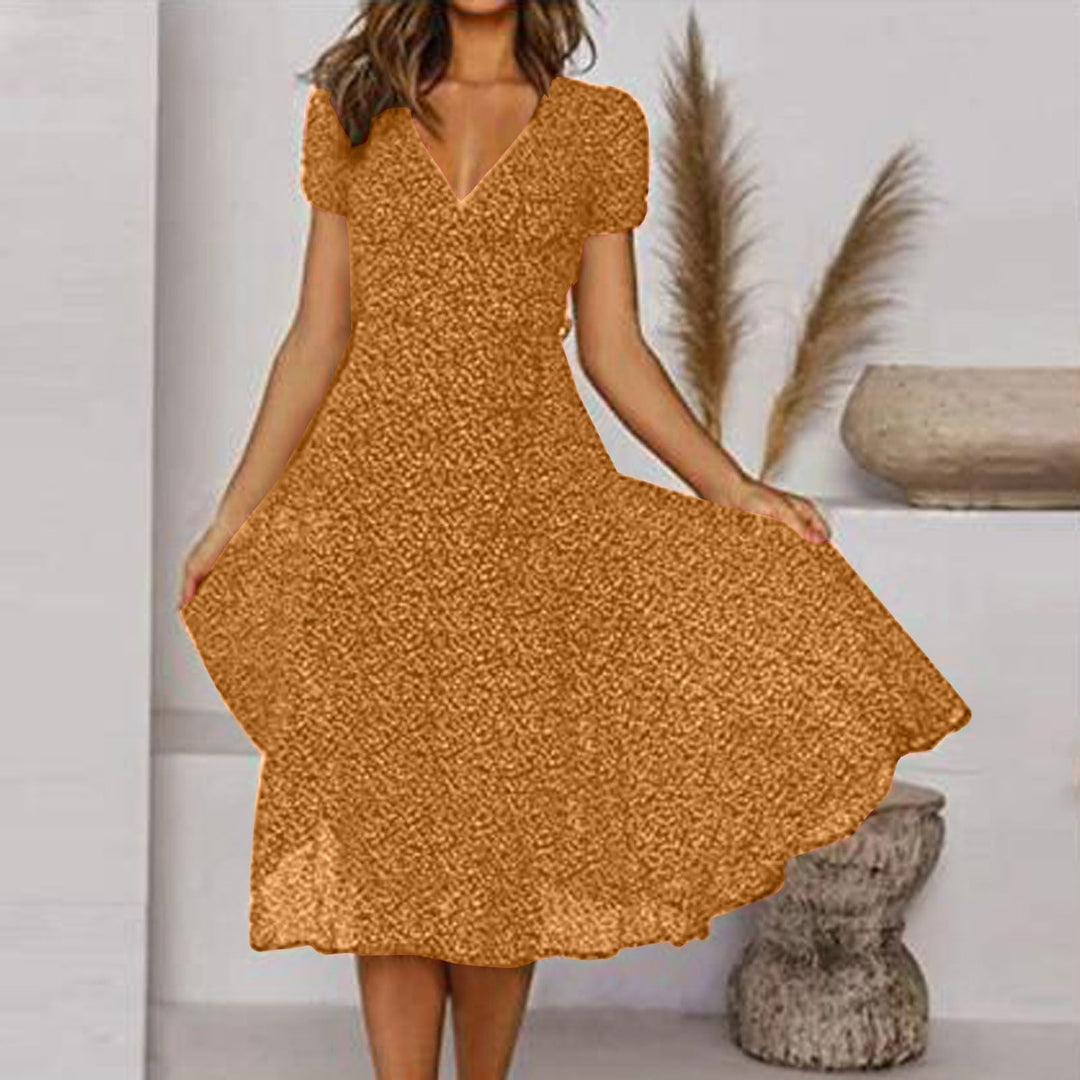 "Robe d'été A-line à imprimé floral vibrant, col en V flatteur, élégante et légère pour journées chaudes."