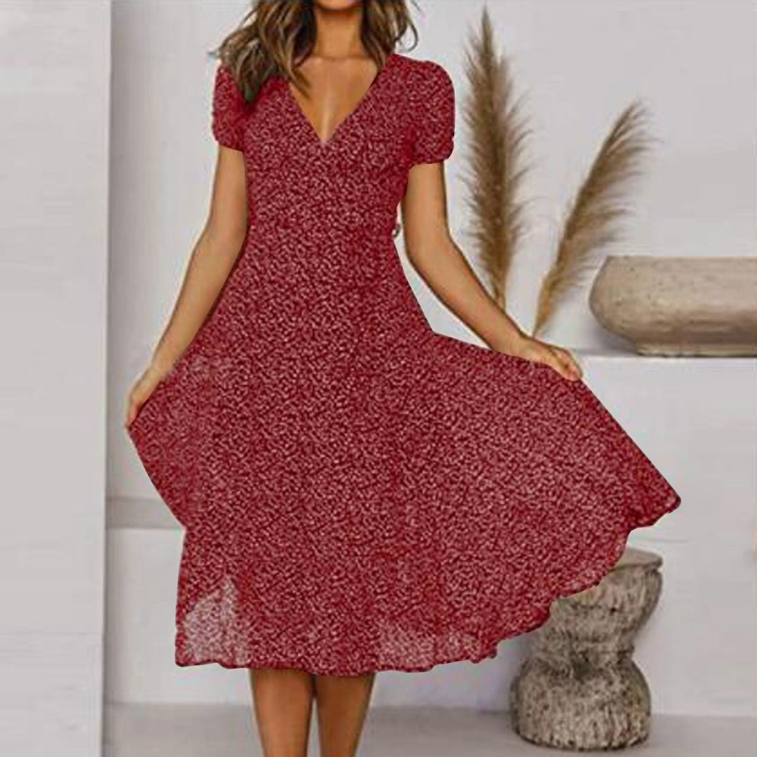 "Robe d'été A-line à imprimé floral vibrant, col en V flatteur, élégante et légère pour journées chaudes."