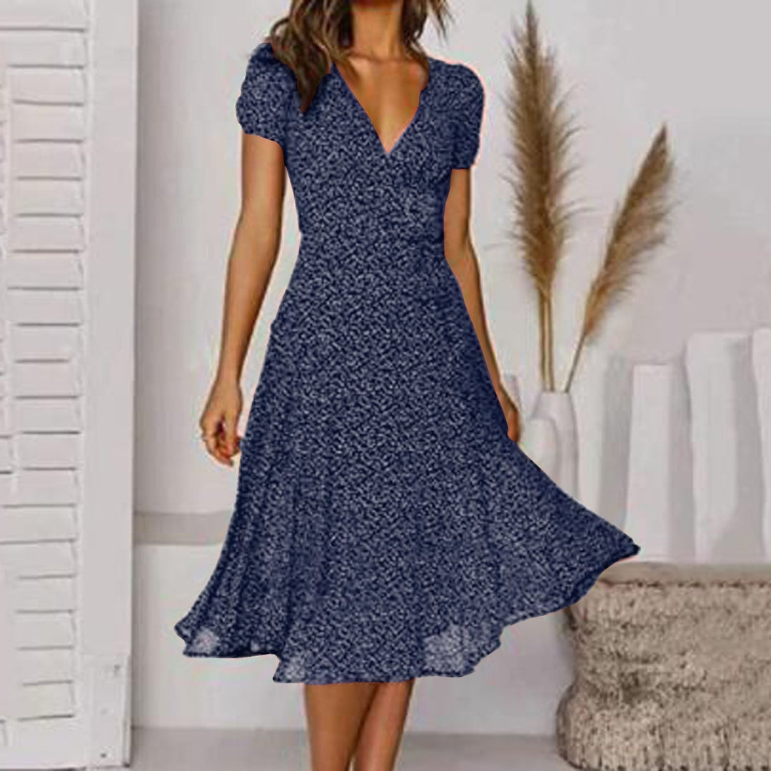 "Robe d'été A-line à imprimé floral vibrant, col en V flatteur, élégante et légère pour journées chaudes."