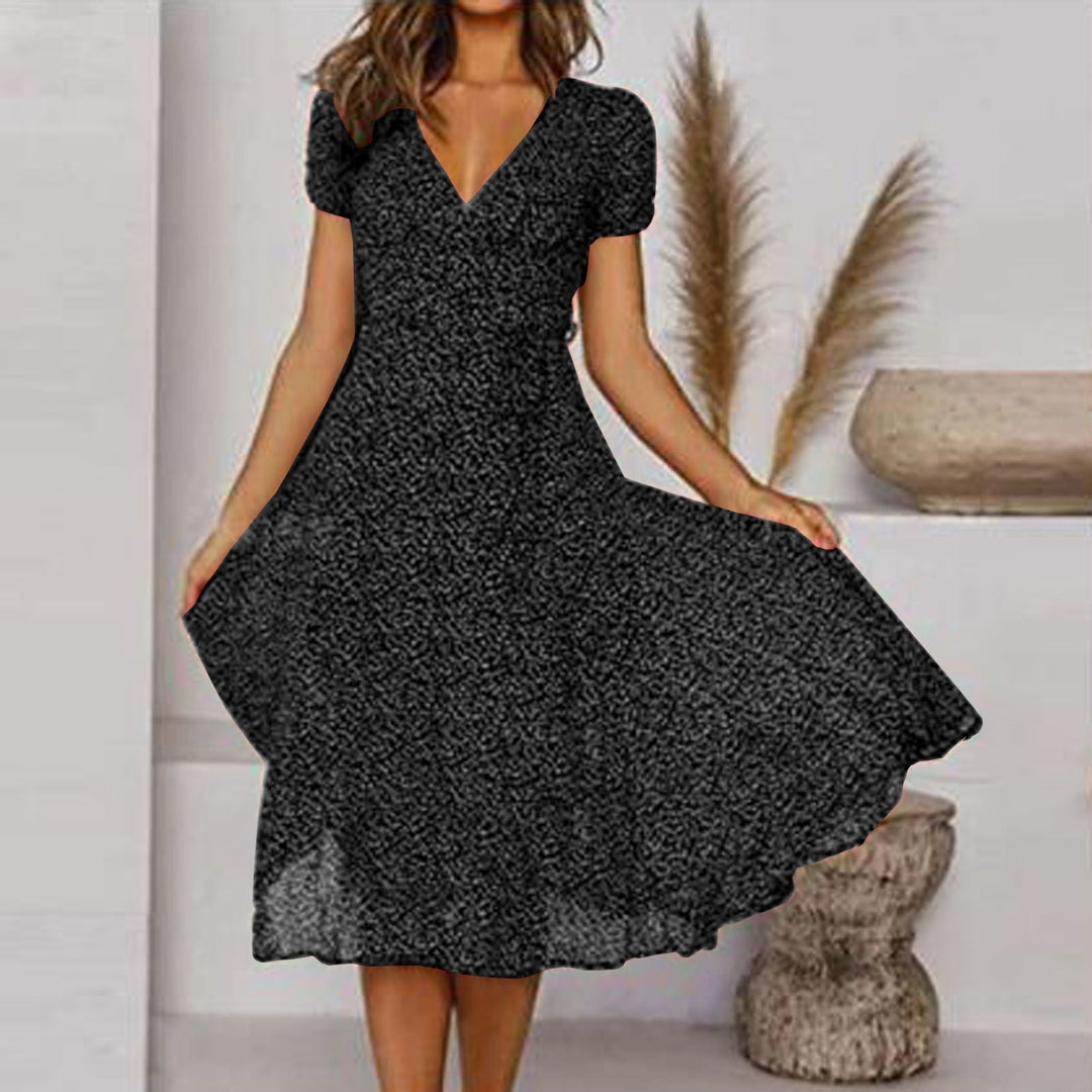 "Robe d'été A-line à imprimé floral vibrant, col en V flatteur, élégante et légère pour journées chaudes."
