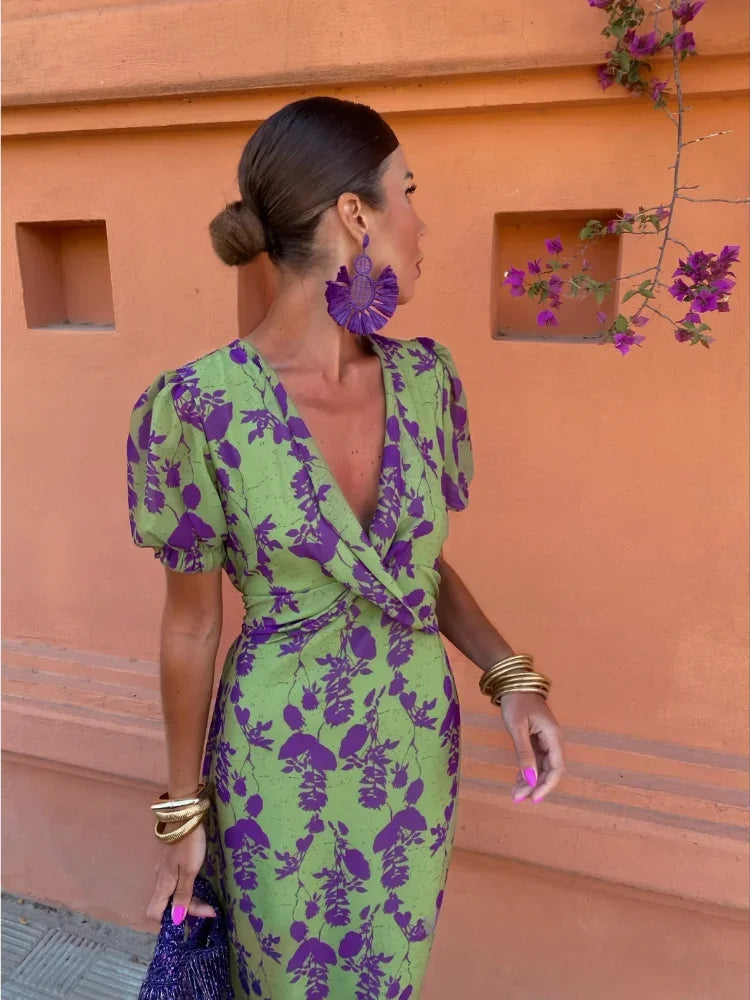 Robe d'été Amalia - Élégant design à encolure en V, manches courtes, tissu fluide idéal pour les journées estivales.