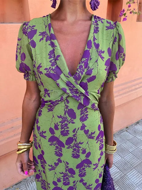 Robe d'été Amalia - Élégant design à encolure en V, manches courtes, tissu fluide idéal pour les journées estivales.
