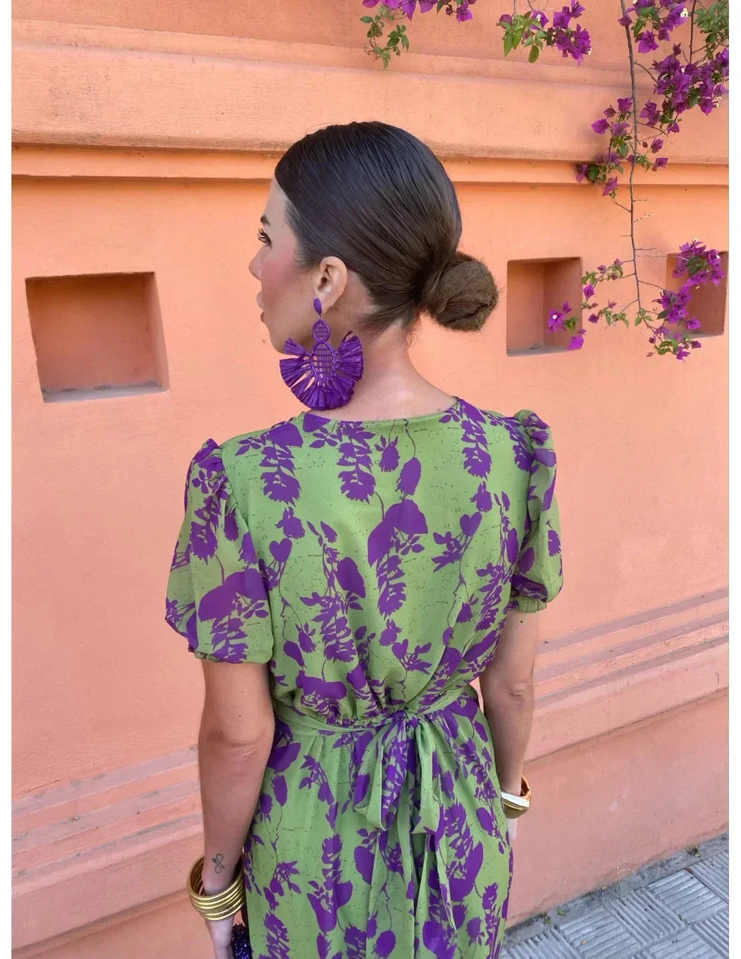 Robe d'été Amalia - Élégant design à encolure en V, manches courtes, tissu fluide idéal pour les journées estivales.