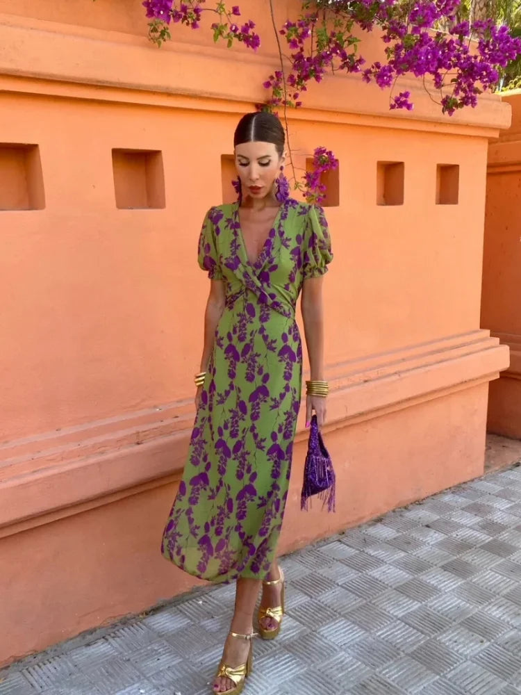 Robe d'été Amalia - Élégant design à encolure en V, manches courtes, tissu fluide idéal pour les journées estivales.