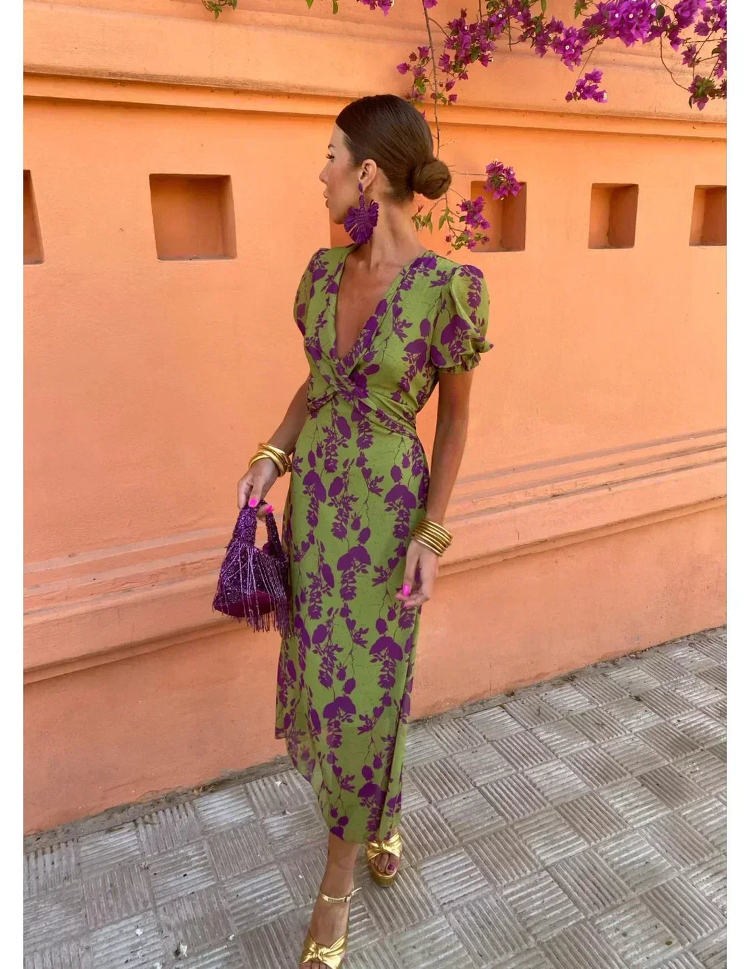 Robe d'été Amalia - Élégant design à encolure en V, manches courtes, tissu fluide idéal pour les journées estivales.