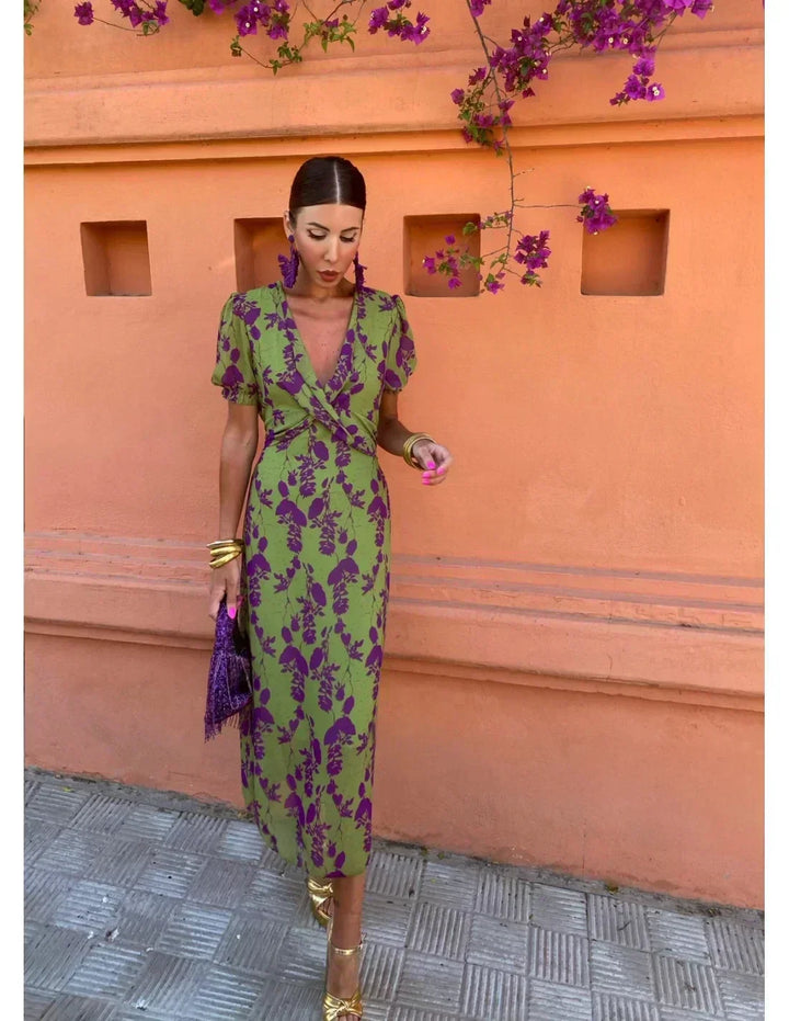 Robe d'été Amalia - Élégant design à encolure en V, manches courtes, tissu fluide idéal pour les journées estivales.