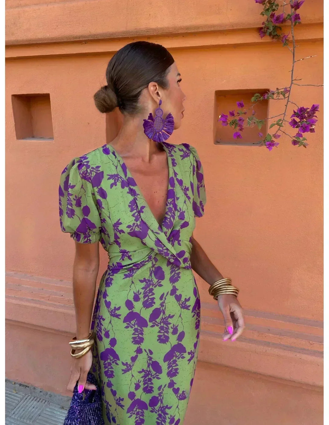 Robe d'été Amalia - Élégant design à encolure en V, manches courtes, tissu fluide idéal pour les journées estivales.