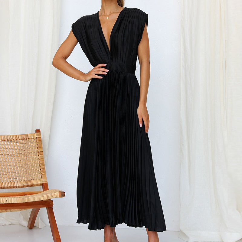 "Robe d'été chic avec encolure en V, silhouette sophistiquée, tissu léger, élégance pour toutes occasions."