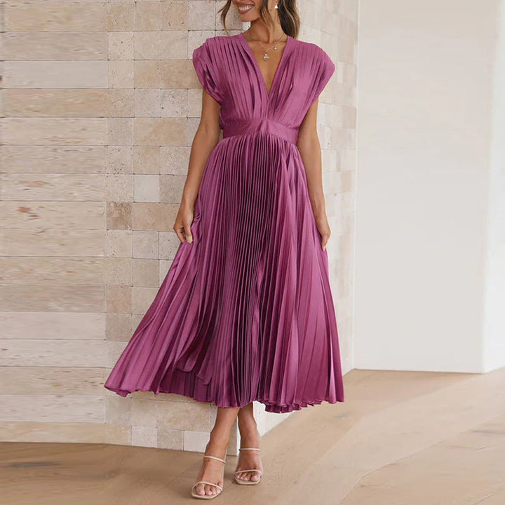 "Robe d'été chic avec encolure en V, silhouette sophistiquée, tissu léger, élégance pour toutes occasions."