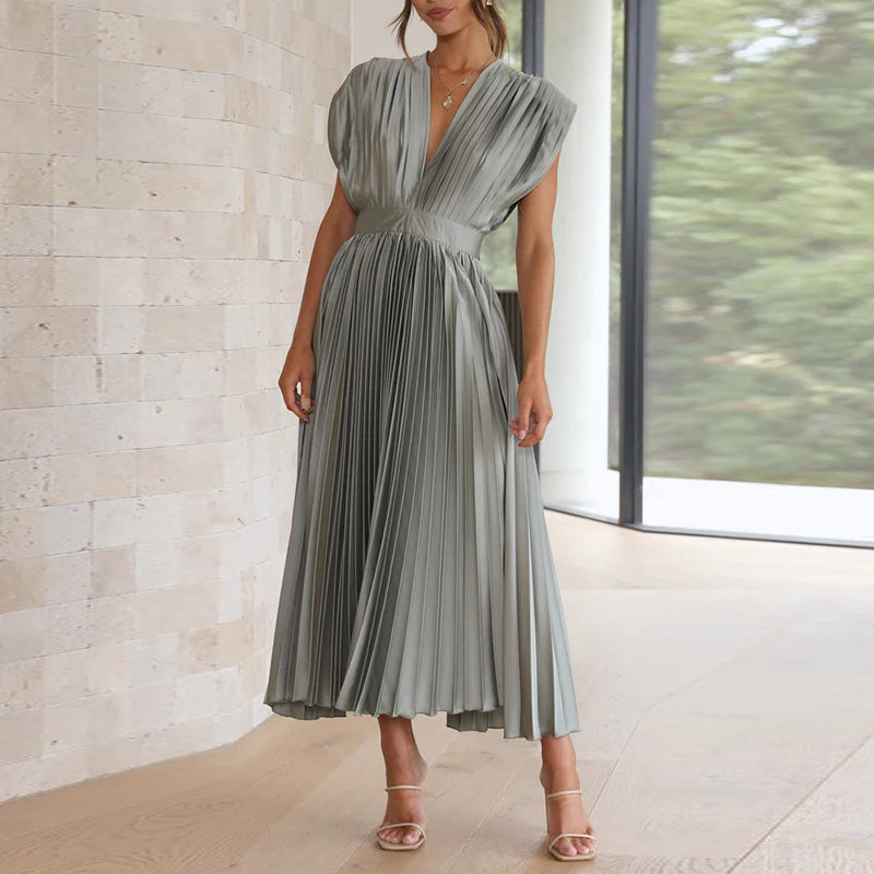 "Robe d'été chic avec encolure en V, silhouette sophistiquée, tissu léger, élégance pour toutes occasions."