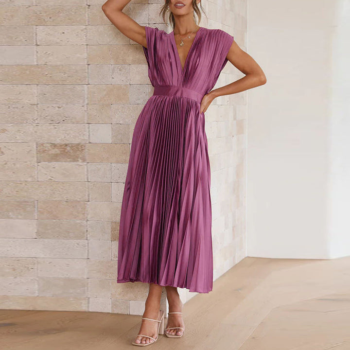 "Robe d'été chic avec encolure en V, silhouette sophistiquée, tissu léger, élégance pour toutes occasions."