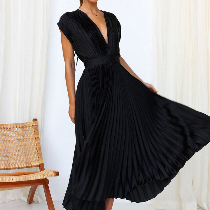 "Robe d'été chic avec encolure en V, silhouette sophistiquée, tissu léger, élégance pour toutes occasions."
