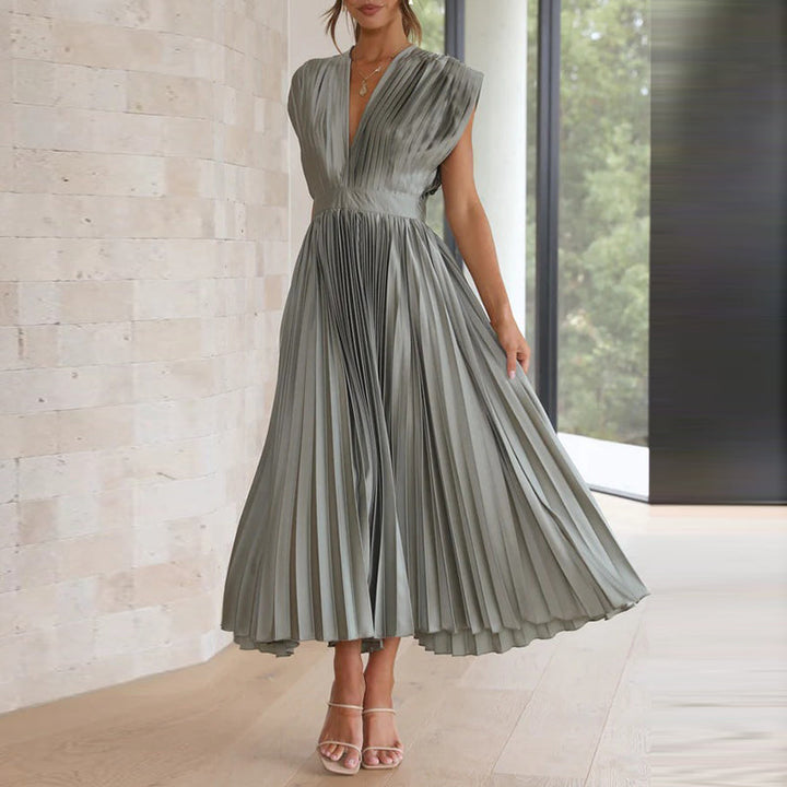 "Robe d'été chic avec encolure en V, silhouette sophistiquée, tissu léger, élégance pour toutes occasions."