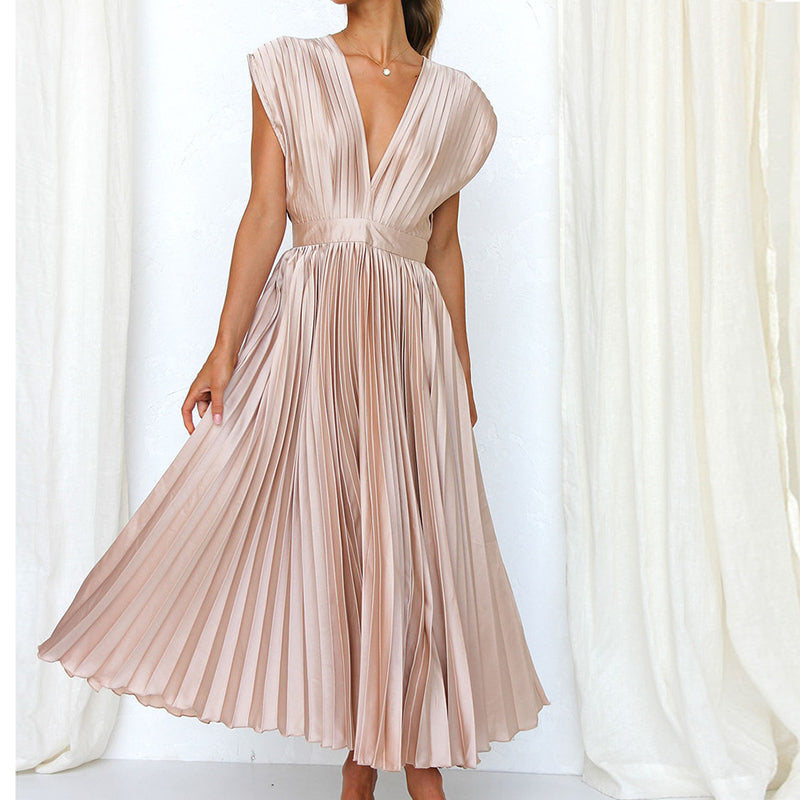 "Robe d'été chic avec encolure en V, silhouette sophistiquée, tissu léger, élégance pour toutes occasions."