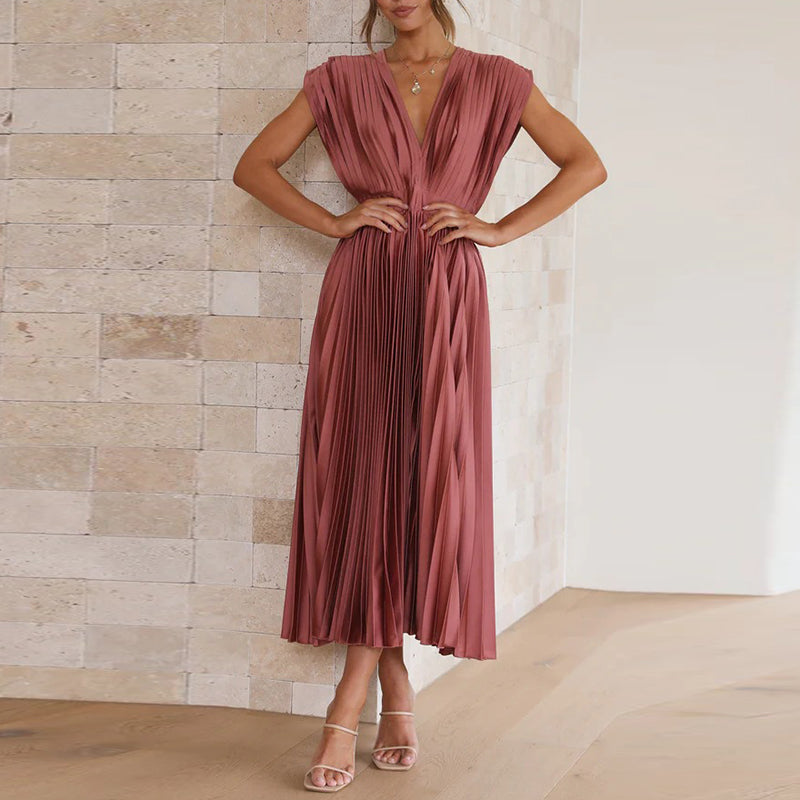 "Robe d'été chic avec encolure en V, silhouette sophistiquée, tissu léger, élégance pour toutes occasions."