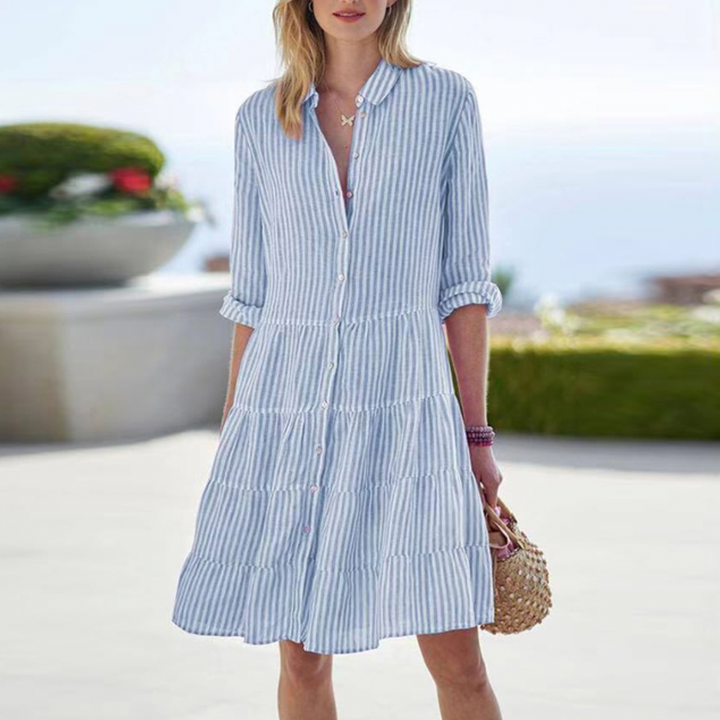 "Robe d'été élégante à imprimé floral avec manches papillon, décolleté en V et taille cintrée, style bohème et chic."