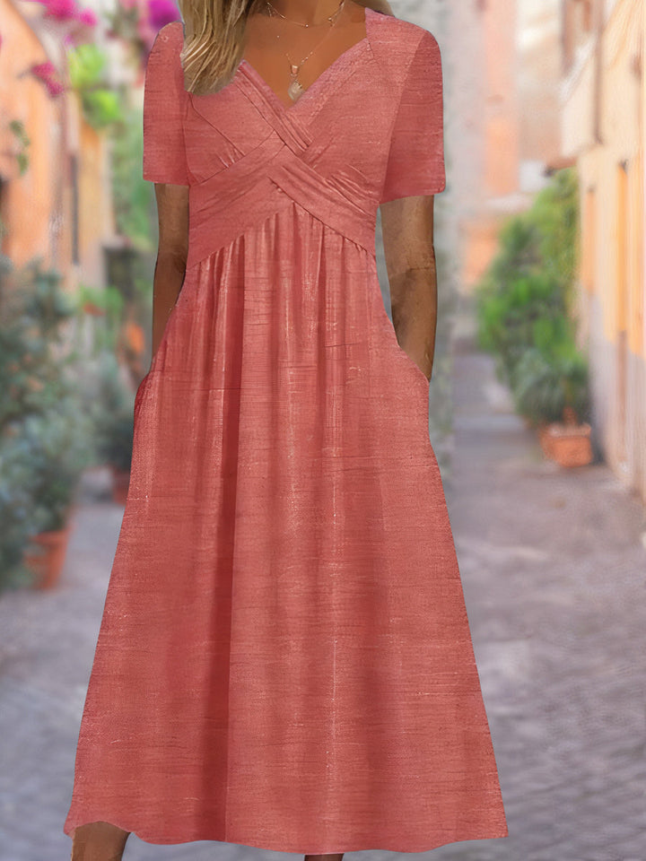 "Robe d'été élégante et flatteuse avec décolleté en V et manches courtes, idéale pour le confort par temps chaud."
