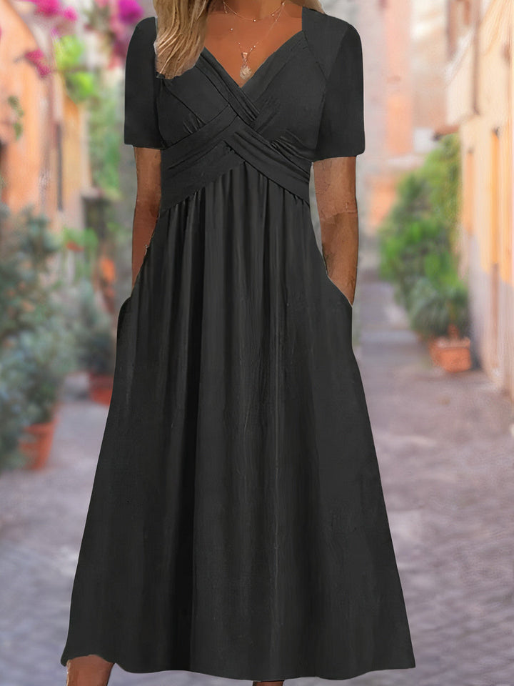 Robe d'été élégante légère avec col en V, coupe ample, tissu respirant; idéale pour sorties estivales ensoleillées.