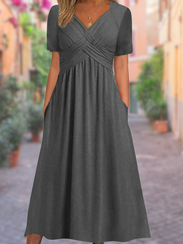 Robe d'été élégante légère avec col en V, coupe ample, tissu respirant; idéale pour sorties estivales ensoleillées.
