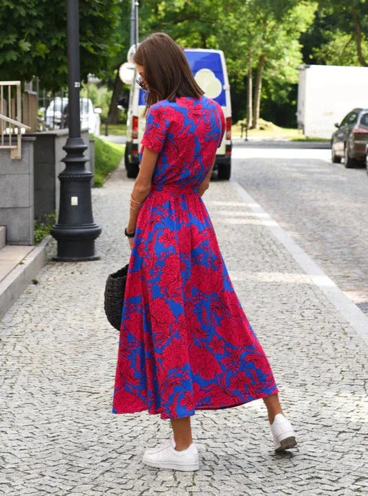 Robe d'été élégante, rose, tissu doux, design flatteur pour silhouette, disponible en plusieurs couleurs comme rouge et bleu.