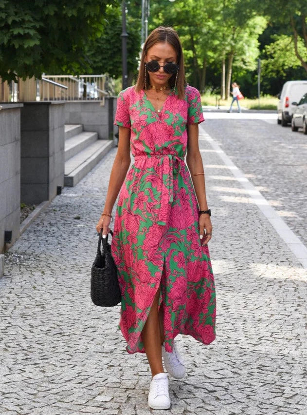 Robe d'été élégante, rose, tissu doux, design flatteur pour silhouette, disponible en plusieurs couleurs comme rouge et bleu.