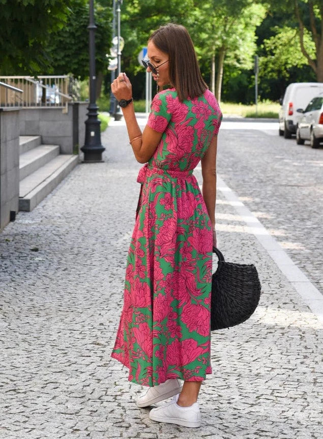 Robe d'été élégante, rose, tissu doux, design flatteur pour silhouette, disponible en plusieurs couleurs comme rouge et bleu.