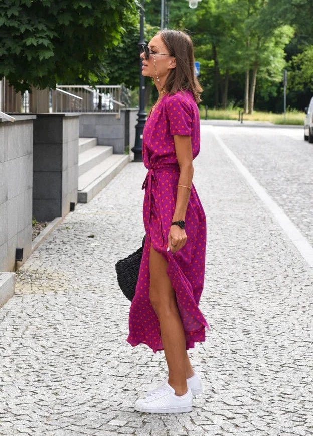 Robe d'été élégante, rose, tissu doux, design flatteur pour silhouette, disponible en plusieurs couleurs comme rouge et bleu.