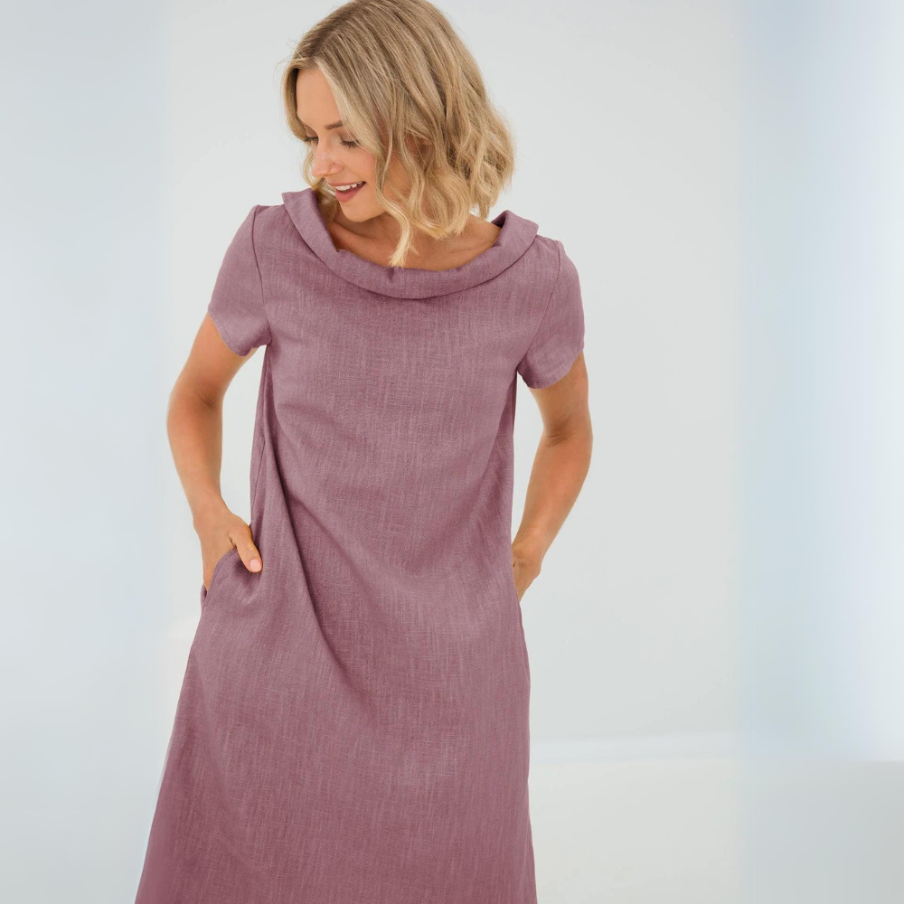 "Robe d'été en lin Alina, coupe en A, poches latérales, couleur naturelle, encolure en V, idéale pour les journées chaudes."