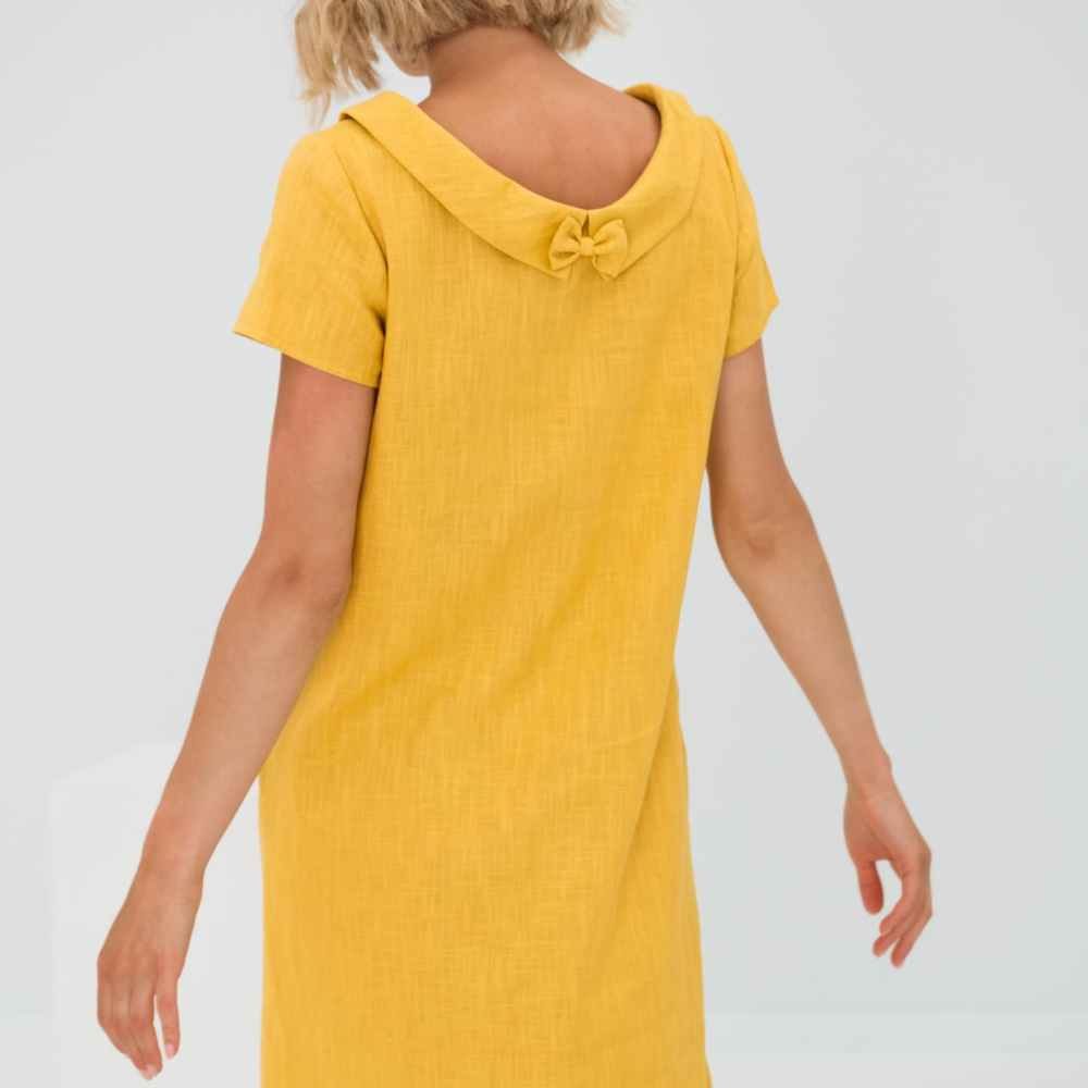 "Robe d'été en lin Alina, coupe en A, poches latérales, couleur naturelle, encolure en V, idéale pour les journées chaudes."