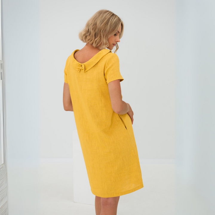 "Robe d'été en lin Alina, coupe en A, poches latérales, couleur naturelle, encolure en V, idéale pour les journées chaudes."