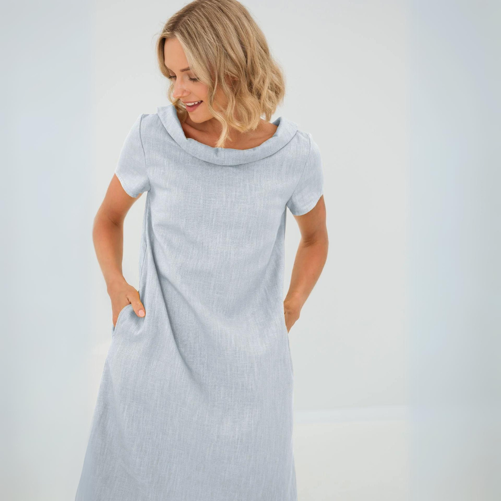 "Robe d'été en lin Alina, coupe en A, poches latérales, couleur naturelle, encolure en V, idéale pour les journées chaudes."