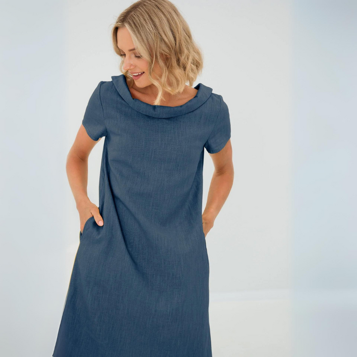 "Robe d'été en lin Alina, coupe en A, poches latérales, couleur naturelle, encolure en V, idéale pour les journées chaudes."